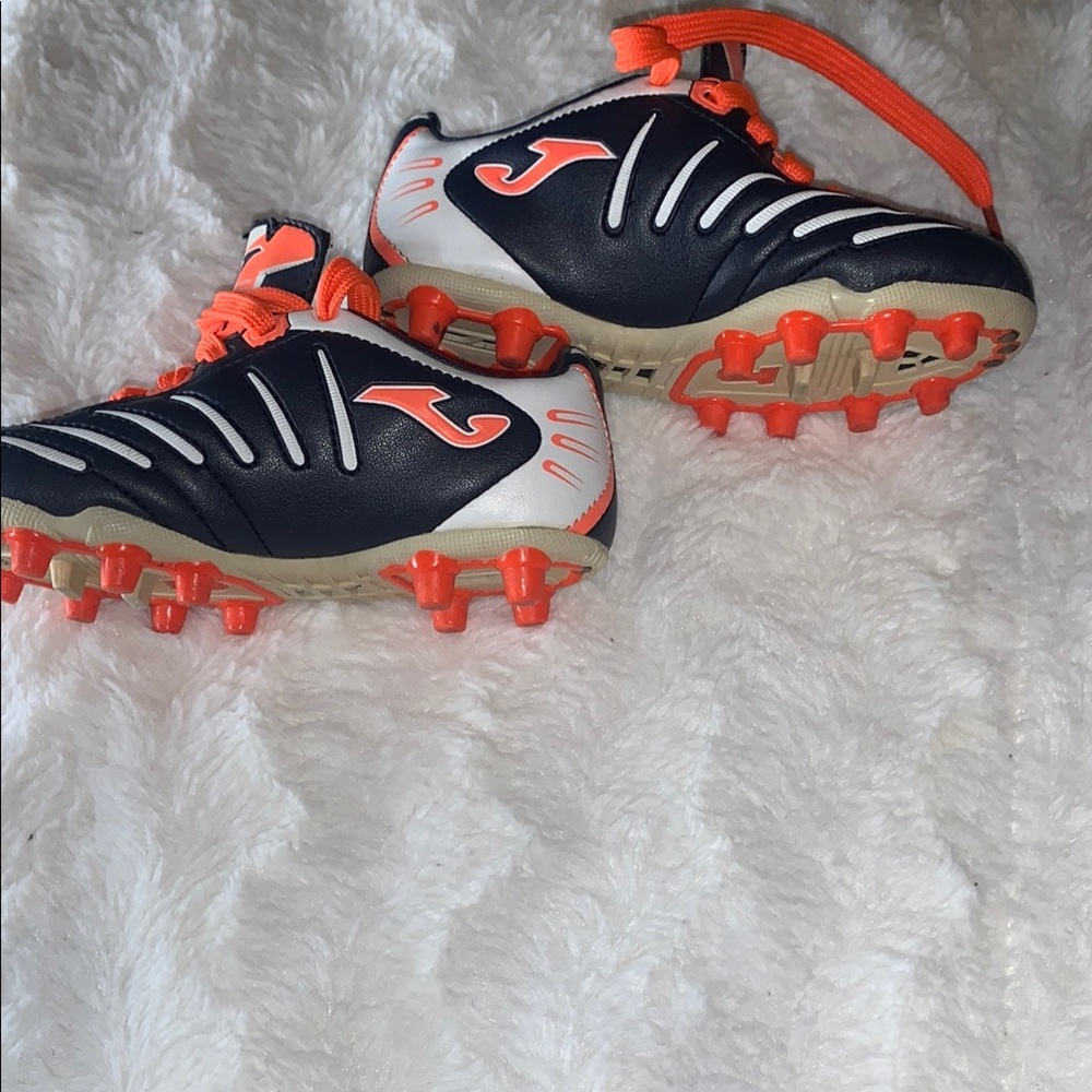 Kids Black and Orange Soccer Shoes like new - Picture 6 of 7